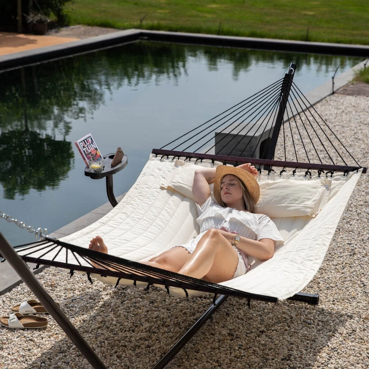 Vita5 Hangmat Met Standaard En Spreidstok – 2 Persoons – Incl. Bekerhouder - Afneembaar Kussen – Uv-bestendig – Beige 12 Vita5 Hangmat Met Standaard En Spreidstok – 2 Persoons – Incl. Bekerhouder - Afneembaar Kussen – Uv-bestendig – Beige - Image 12