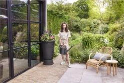 Elho Green Basics Regenton Plus 105 - Regenton Voor Kweken En Oogsten - Ø 58.4 X H 80.4 Cm - Zwart/Living Black 8 Elho Green Basics Regenton Plus 105 - Regenton Voor Kweken En Oogsten - Ø 58.4 X H 80.4 Cm - Zwart/Living Black -Tuin Verkoop 1200x801 2